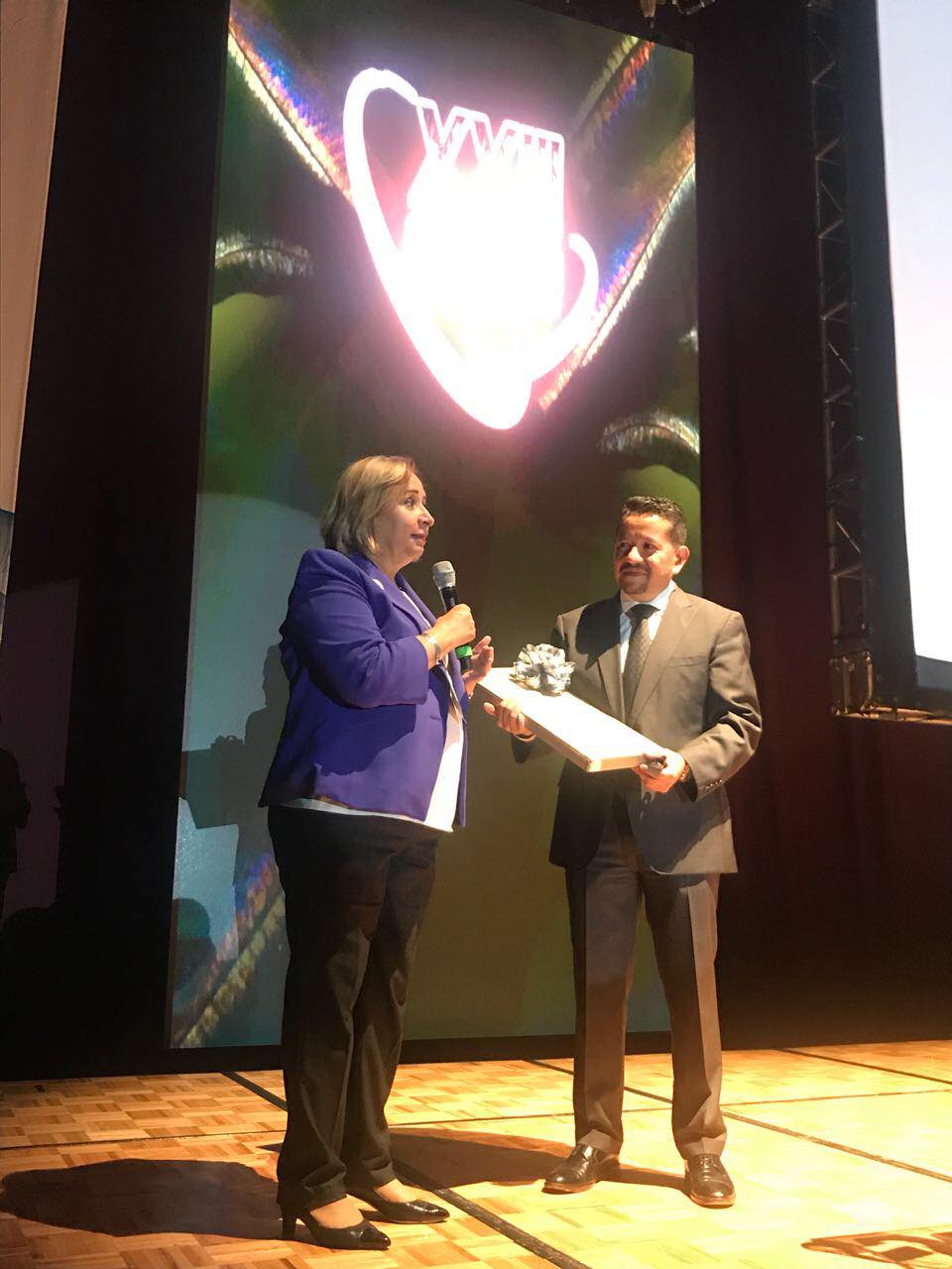 Entrega de Reconocimiento al Lic. David Hidalgo CEO de Ivoclar México