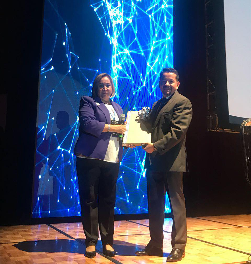 Entrega de Reconocimiento al Lic. David Hidalgo CEO de Ivoclar México