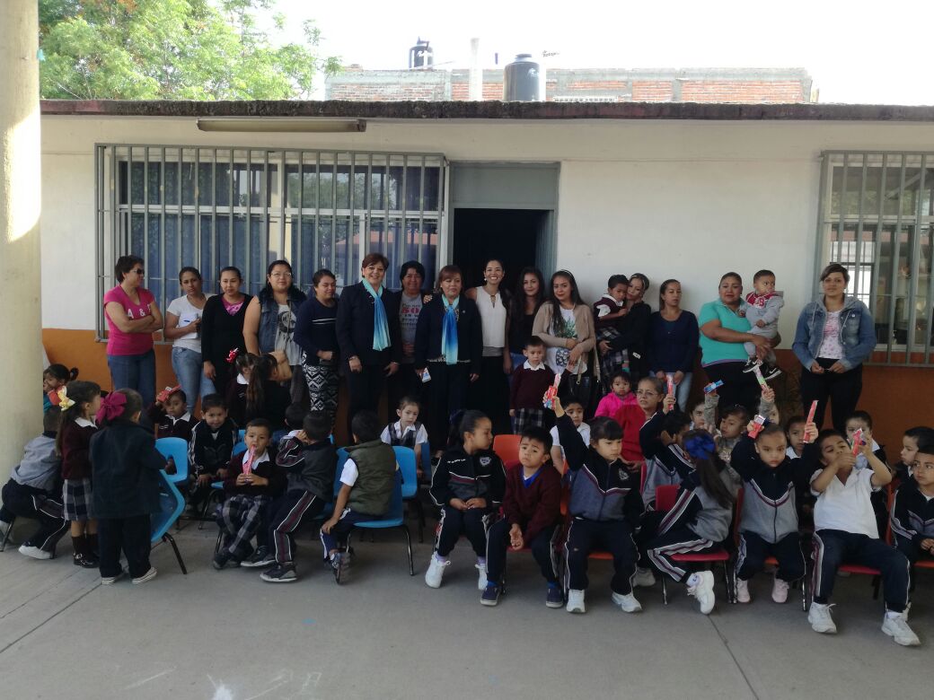 2a. Entrega de cepillos y pastas dentales donados por la SEP y Colgate